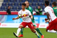 Hee Chan Hwang (RBS) und Mario Sonnleitner (Rapid) (c) GEPA Roittner .jpg