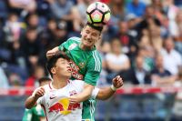 Hee Chan Hwang (RBS) und Stephan Auer (Rapid) (c) GEPA Mandl.jpg